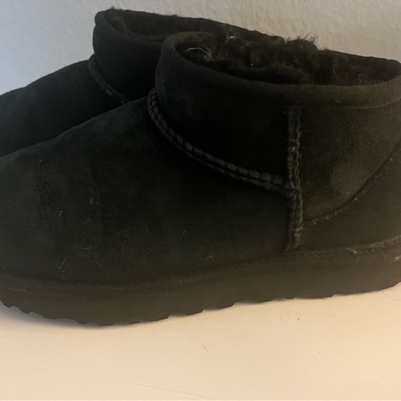 Ultra Low Uggs - Picture 3 of 8